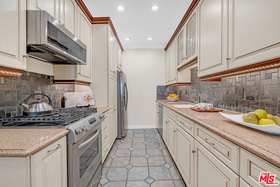 1370 Kelton Ave Unit: 203