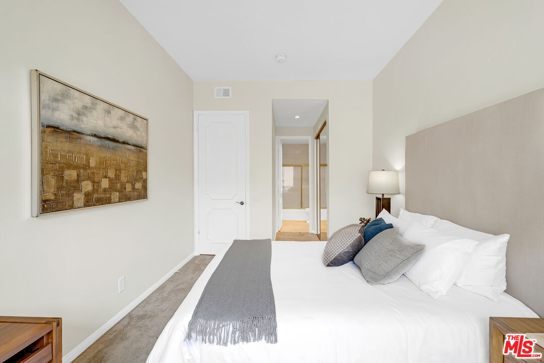 1370 Kelton Ave Unit: 203