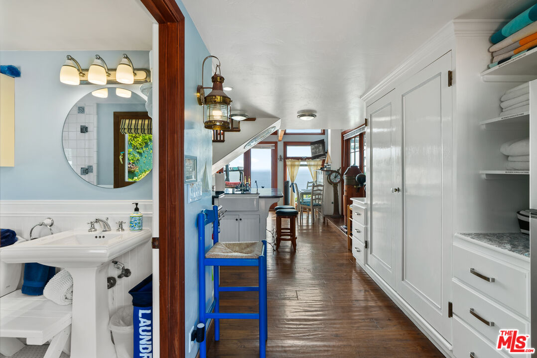 7007 NW Birdview Ave