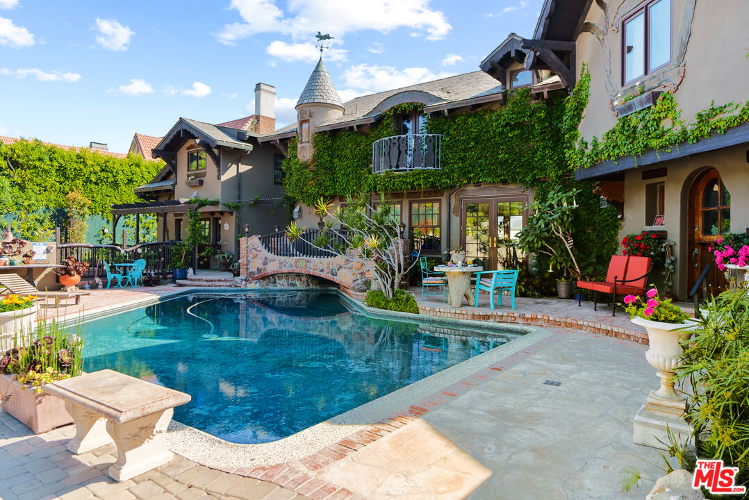 7007 NW Birdview Ave