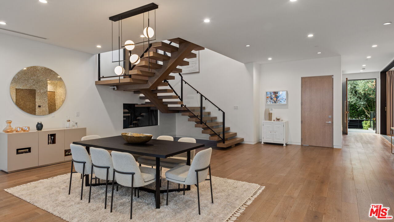 836 N Ogden Dr