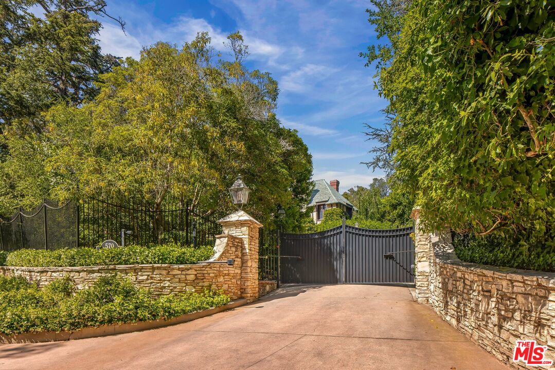 1.60 Acres on the los angeles country club 