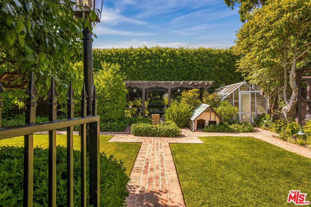 1.60 Acres on the los angeles country club 