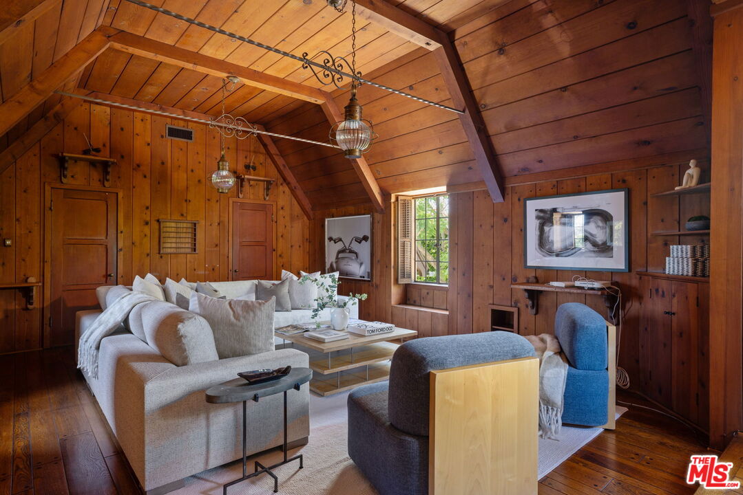 1.60 Acres on the los angeles country club 