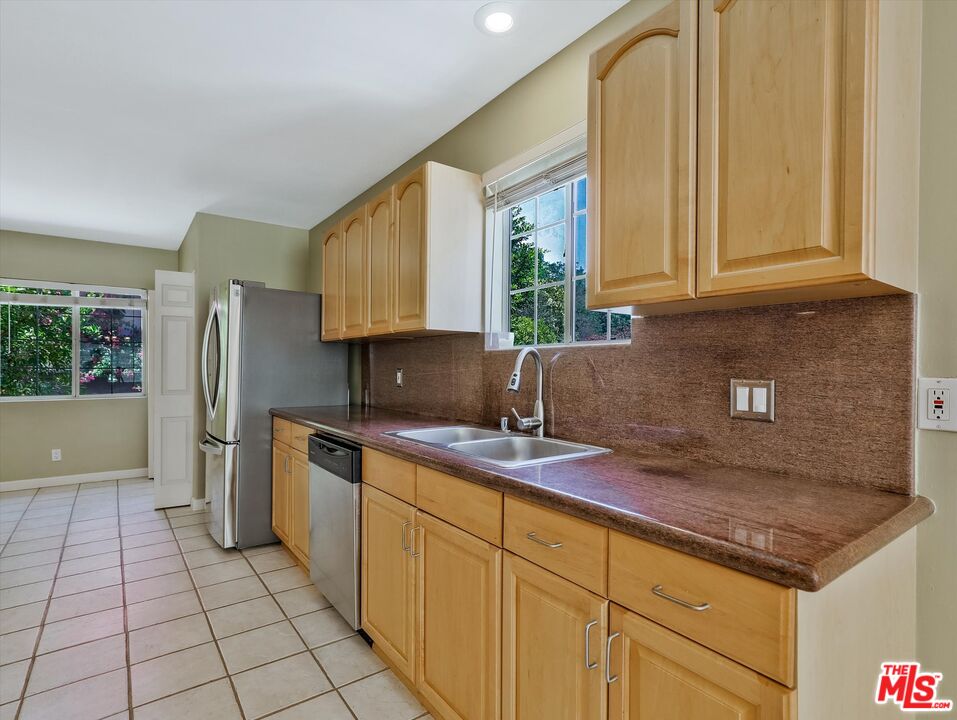 4009 BEVERLY GLEN