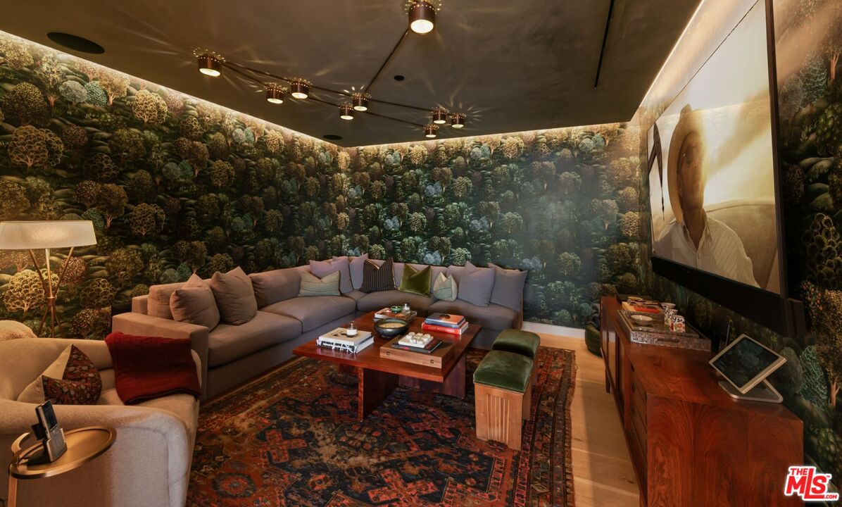 530 Leslie Ln