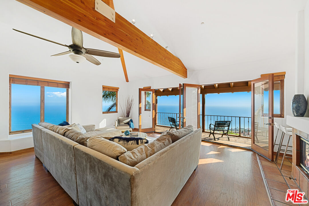 4240 Avenida De La Encinal