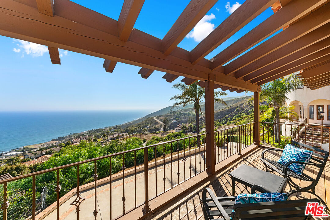 4240 Avenida De La Encinal