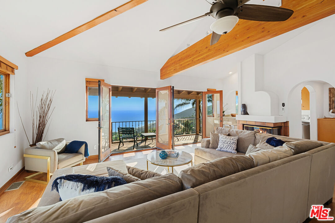 4240 Avenida De La Encinal