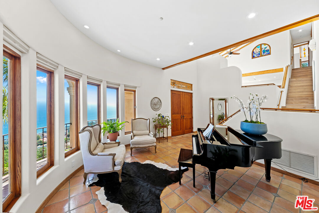 4240 Avenida De La Encinal
