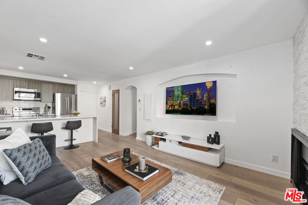 750 N Kings Rd Unit: 201