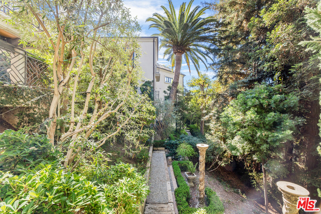 A Timeless and Turn-Key Residence