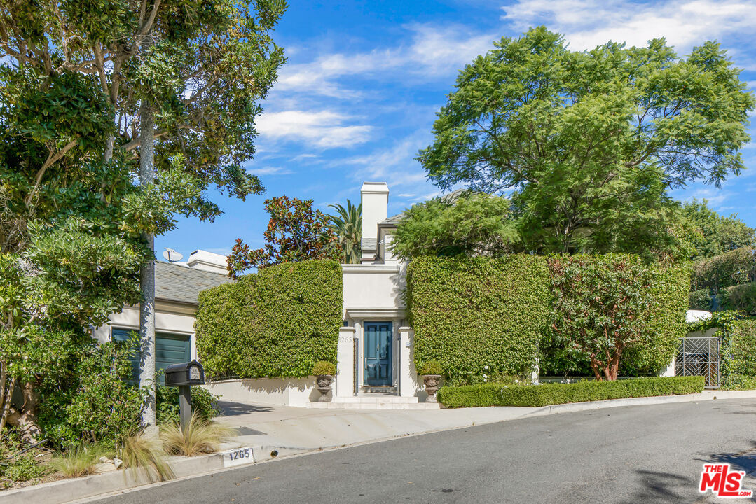 A Timeless and Turn-Key Residence