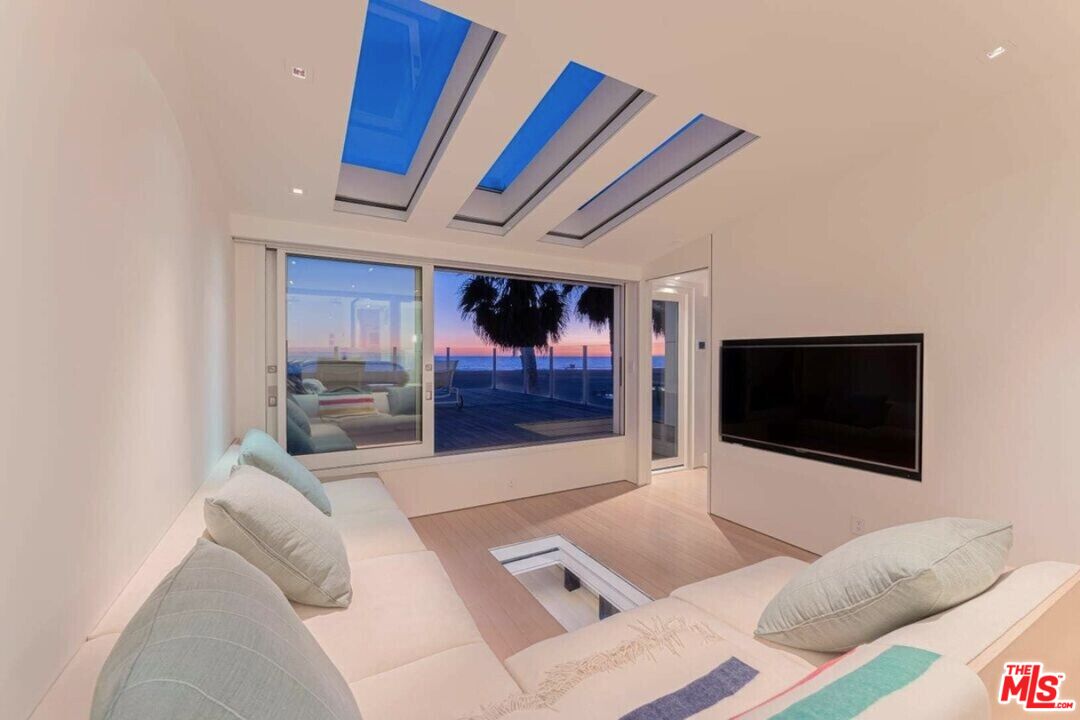 1267 Palisades Beach Rd
