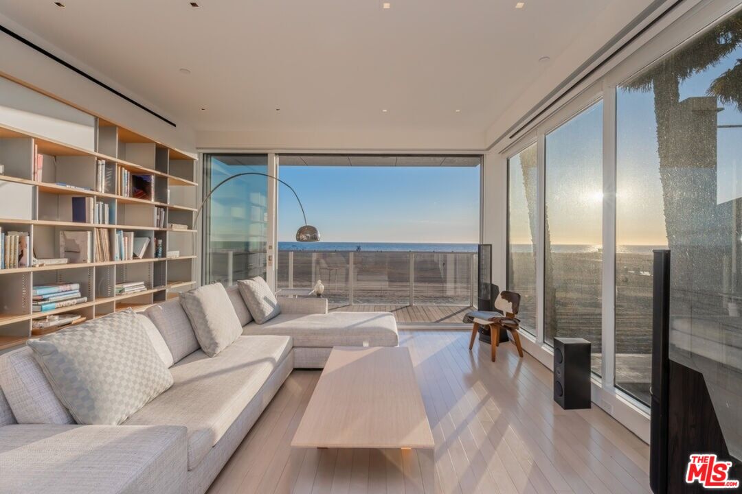 1267 Palisades Beach Rd