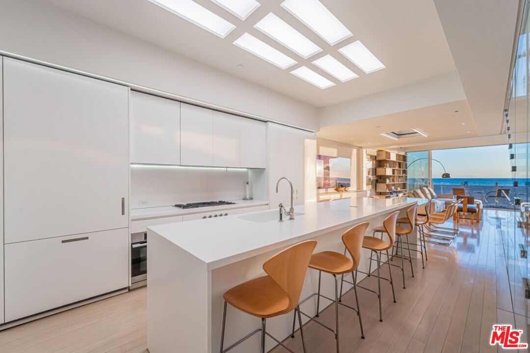 1267 Palisades Beach Rd