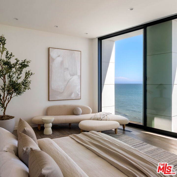 Contemporary Oceanfront Estate