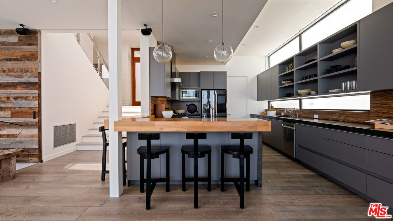 Contemporary Oceanfront Estate