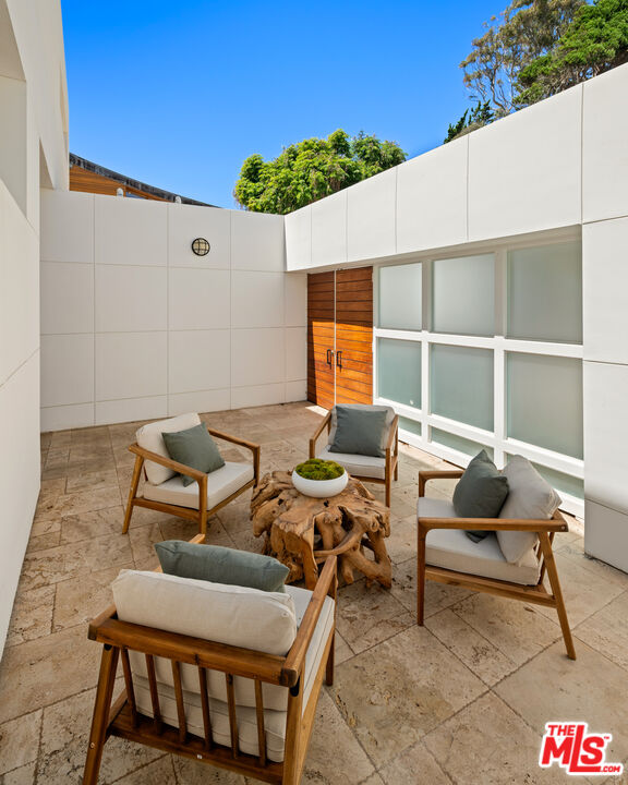 Contemporary Oceanfront Estate