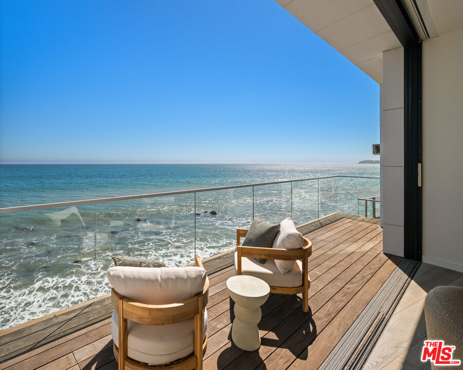 Contemporary Oceanfront Estate