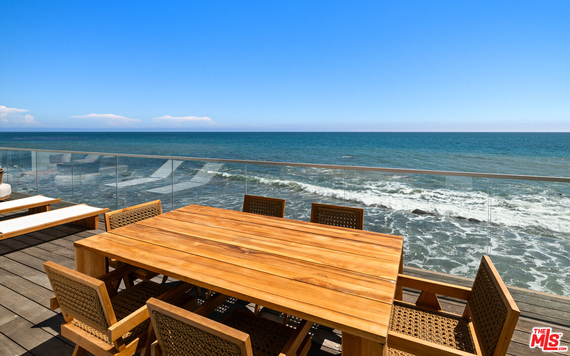 Contemporary Oceanfront Estate