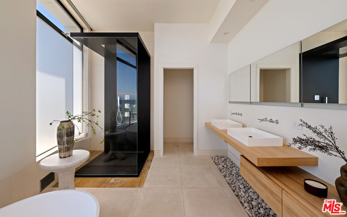 Contemporary Oceanfront Estate