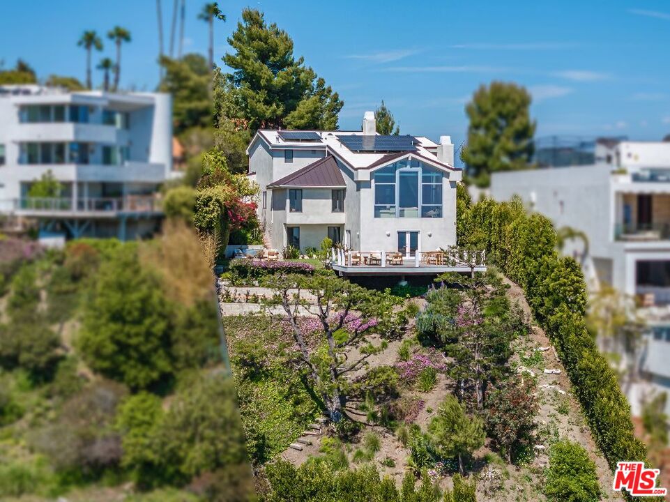 1063 Stradella Rd