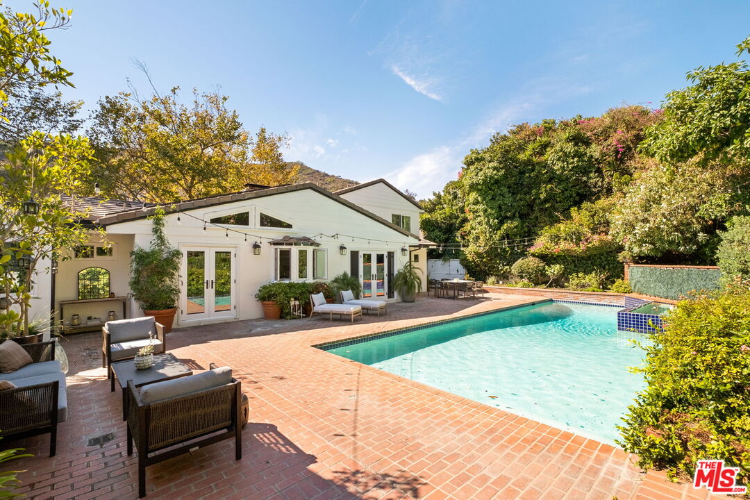 2064 Coldwater Canyon Dr