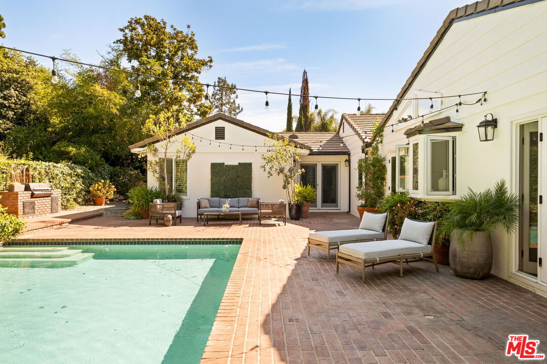 2064 Coldwater Canyon Dr