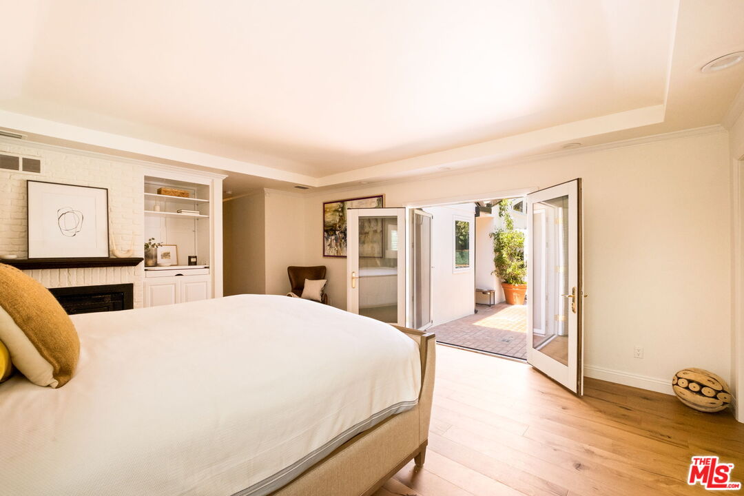 2064 Coldwater Canyon Dr