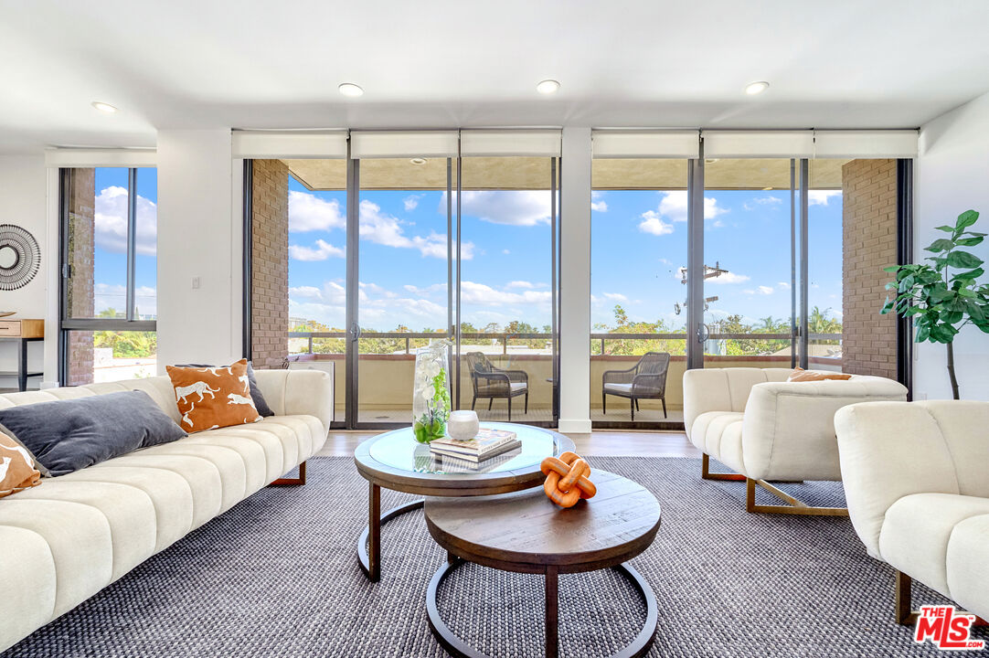268 S Lasky Dr Unit: 303