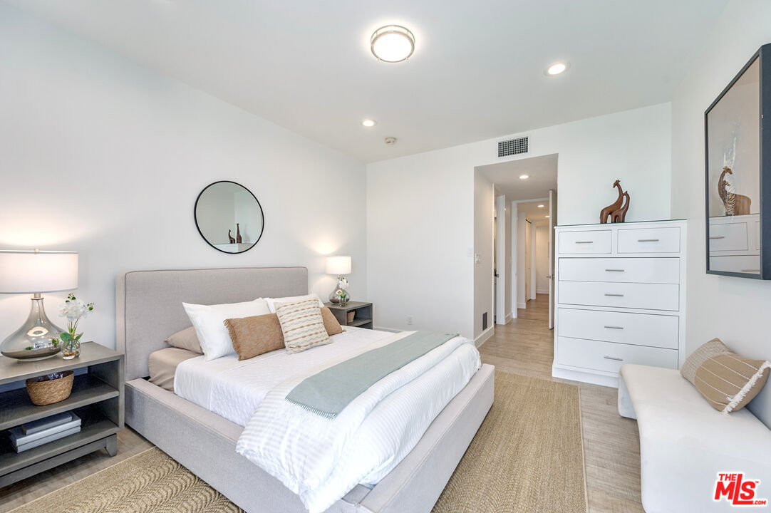268 S Lasky Dr Unit: 303