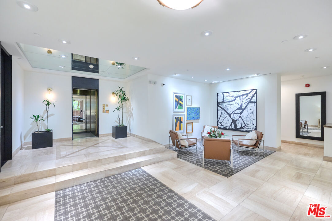 268 S Lasky Dr Unit: 303
