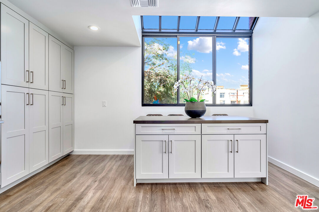268 S Lasky Dr Unit: 303