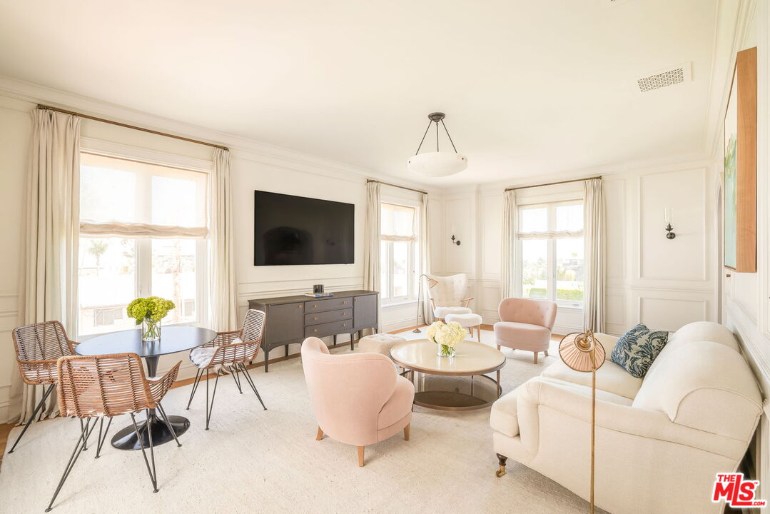 Exquisitely Designed Residence in Granville Towers