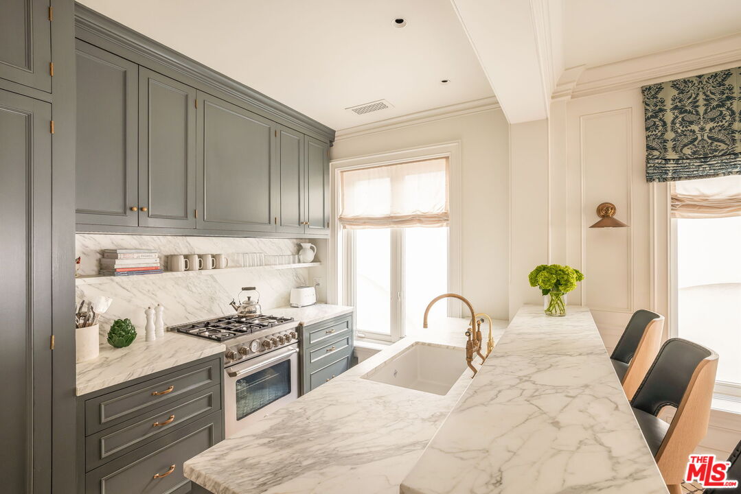 Exquisitely Designed Residence in Granville Towers
