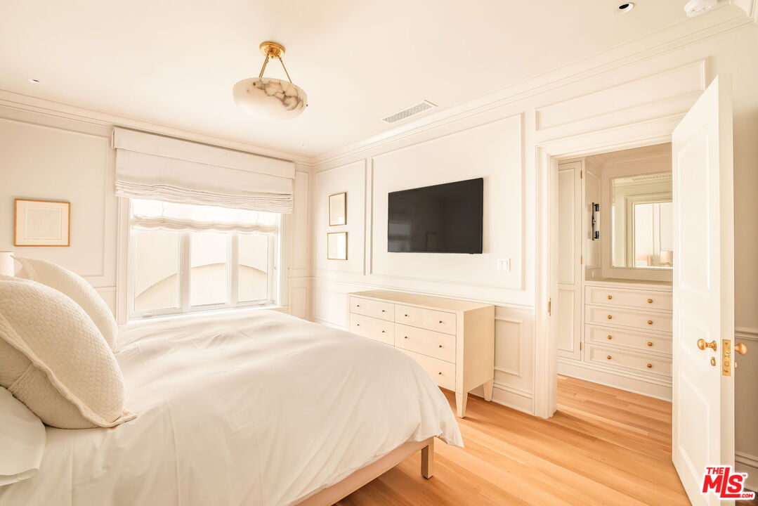 Exquisitely Designed Residence in Granville Towers