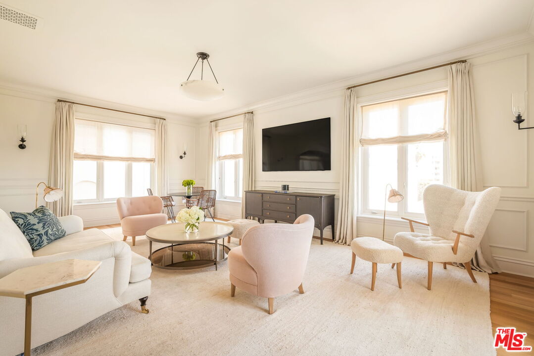 Exquisitely Designed Residence in Granville Towers