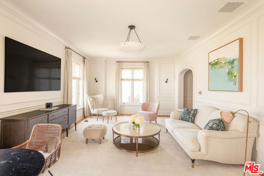 Exquisitely Designed Residence in Granville Towers