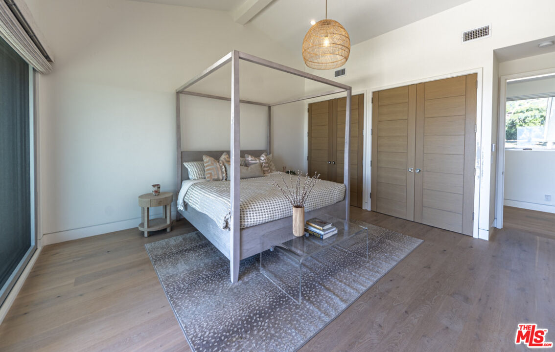 stunning rustic-modern farmhouse
