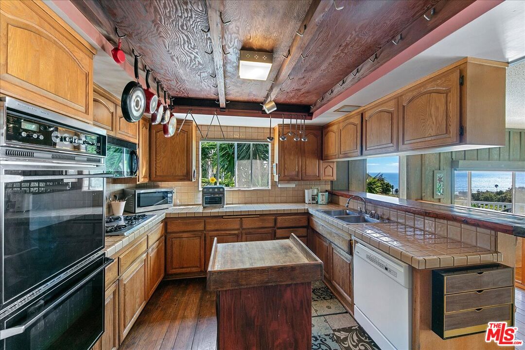 27071 Sea Vista Dr
