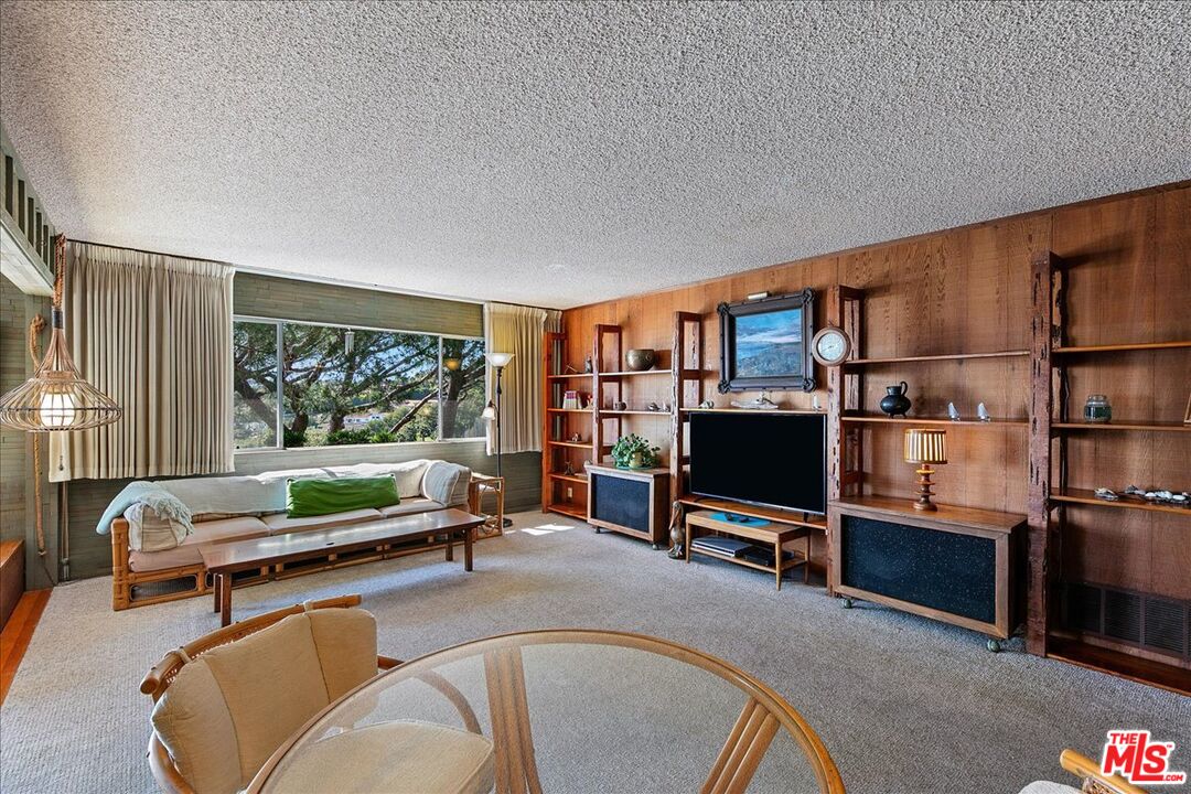 Nestled in coveted Sycamore Park