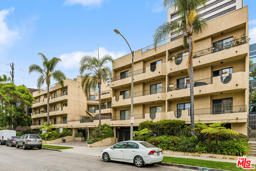 1633 S Bentley Ave Unit: 306