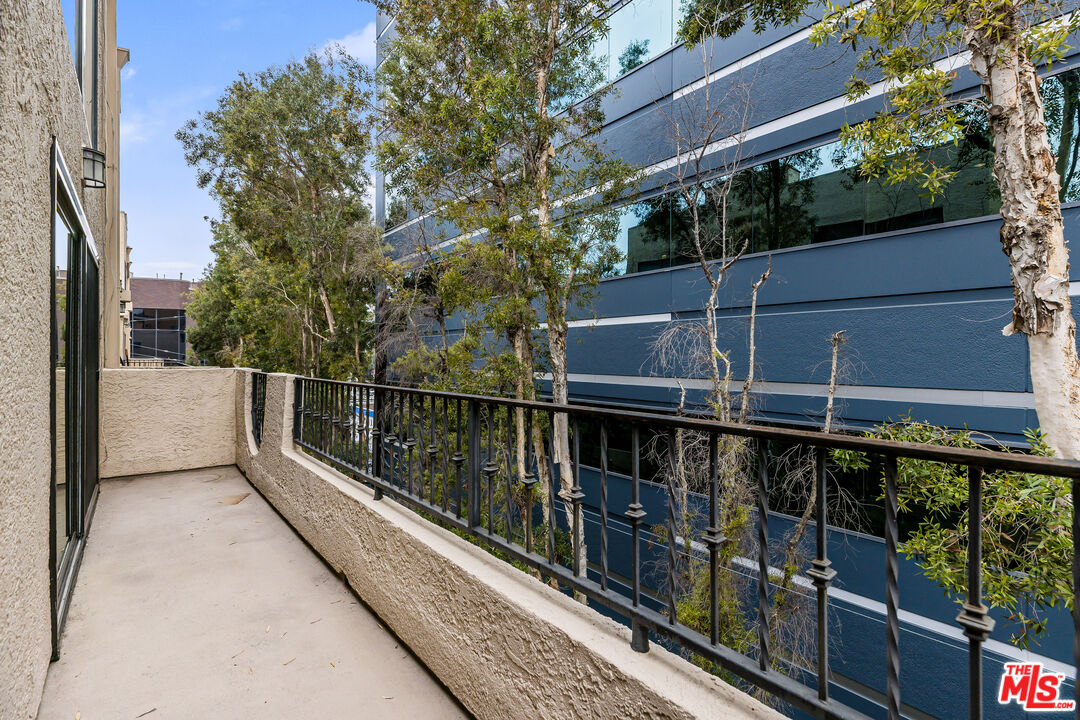 1633 S Bentley Ave Unit: 306