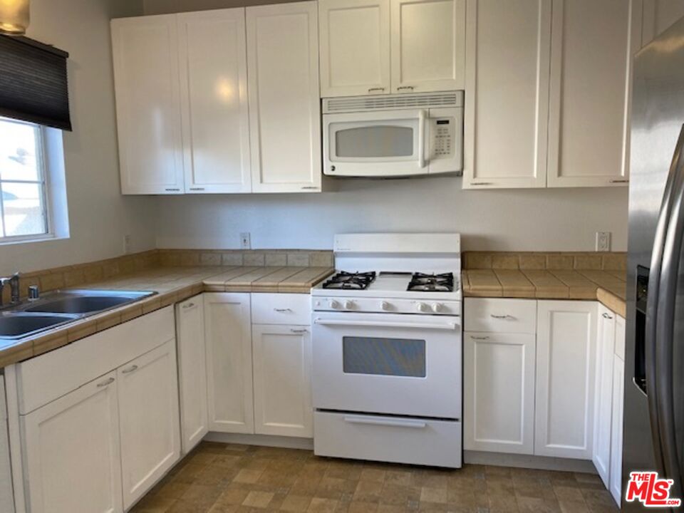 5248 SATSUMA AVE Unit: 2