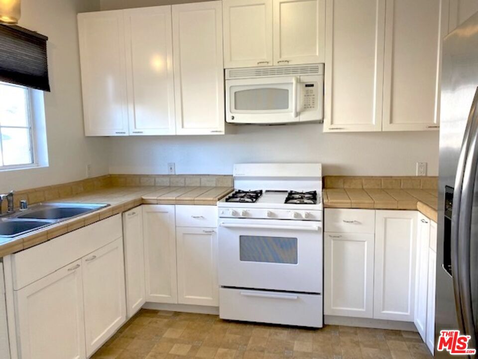 5248 SATSUMA AVE Unit: 3