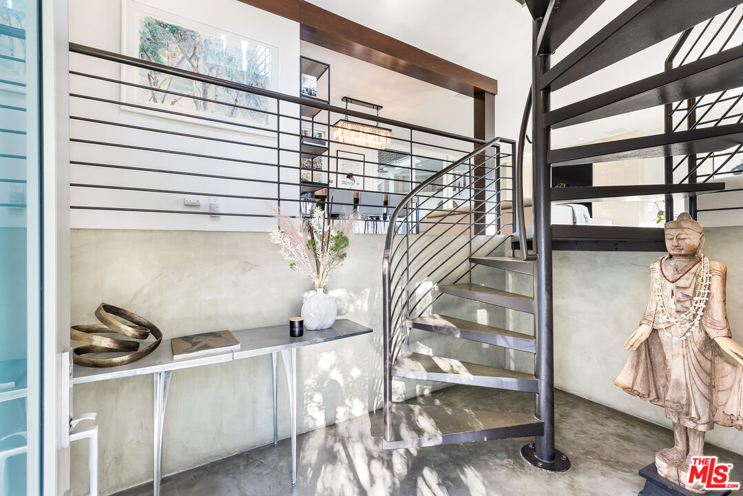 1714 Sunset Plaza Dr