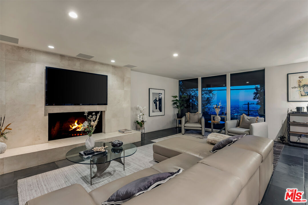 1714 Sunset Plaza Dr