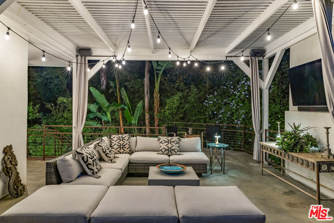 1714 Sunset Plaza Dr