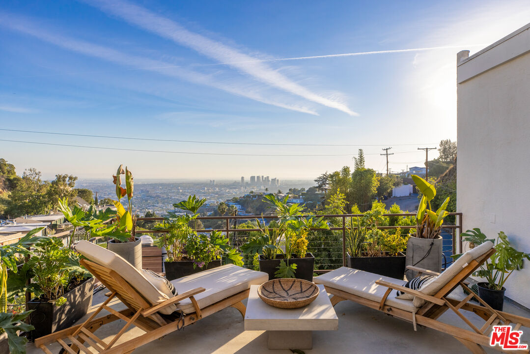 1714 Sunset Plaza Dr